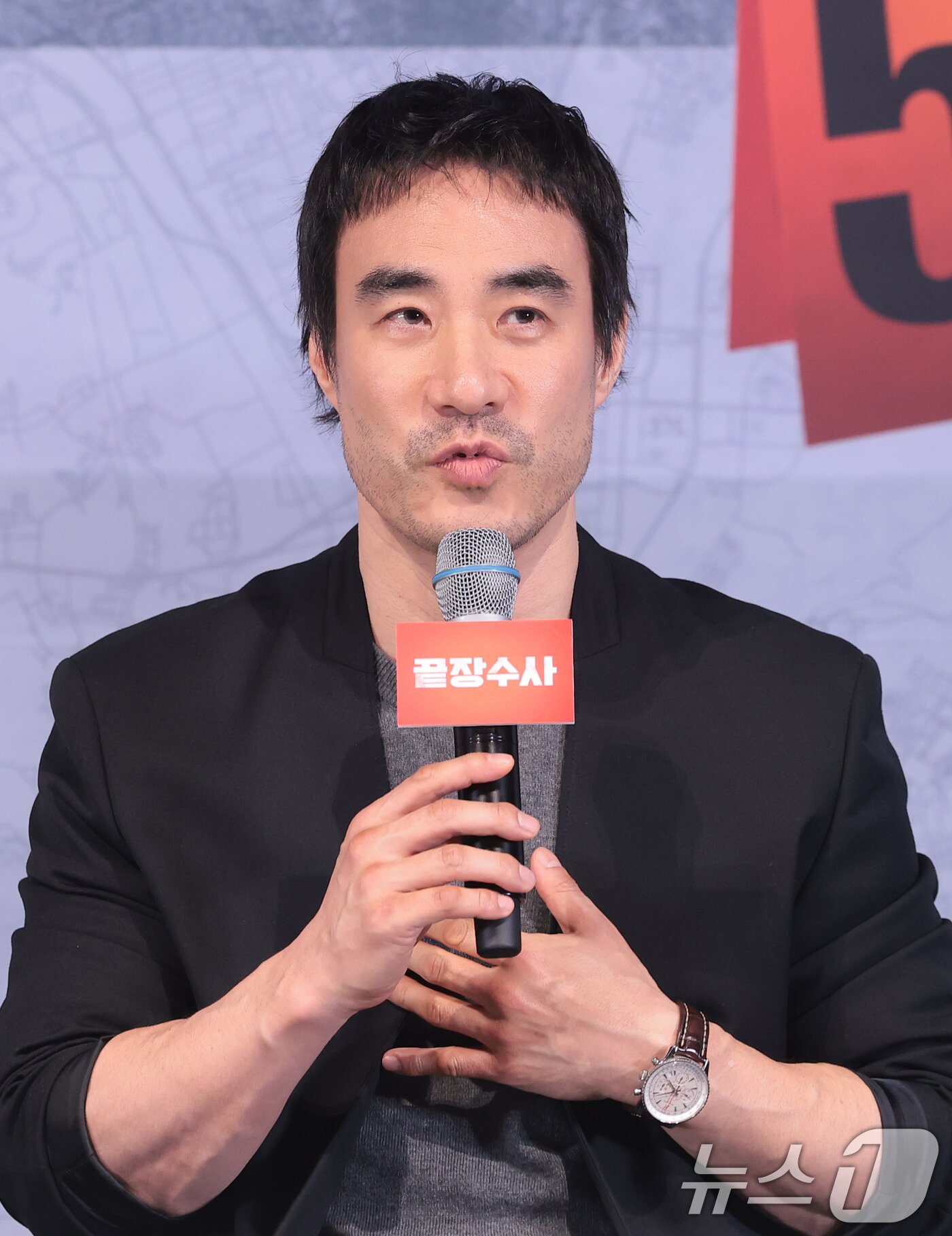 본문 이미지 - 배우 배성우가 25일 오후 서울 용산구 CGV용산아이파크몰에서 열린 영화 ‘끝장수사’(감독 박철환) 언론배급시사회 및 기자간담회에서 취재진 질문에 답하고 있다. ‘끝장수사’는 촌구석으로 좌천된 형사 재혁(배성우 분)이 살인 사건의 진범을 잡기 위해 신입 형사 중호(정가람 분)와 서울로 끝장수사를 떠나면서 벌어지는 이야기를 담은 범죄 수사극이다. 2026.3.25 ⓒ 뉴스1 권현진 기자