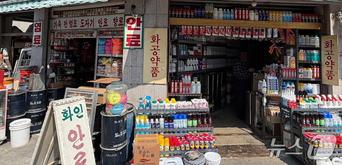 본문 이미지 - 서울 중구 을지로4가역 인근에 위치한 안료상점 주변은 오가는 사람의 발길이 끊겨 적막감이 감돌았다. ⓒ 뉴스1 신민경 기자