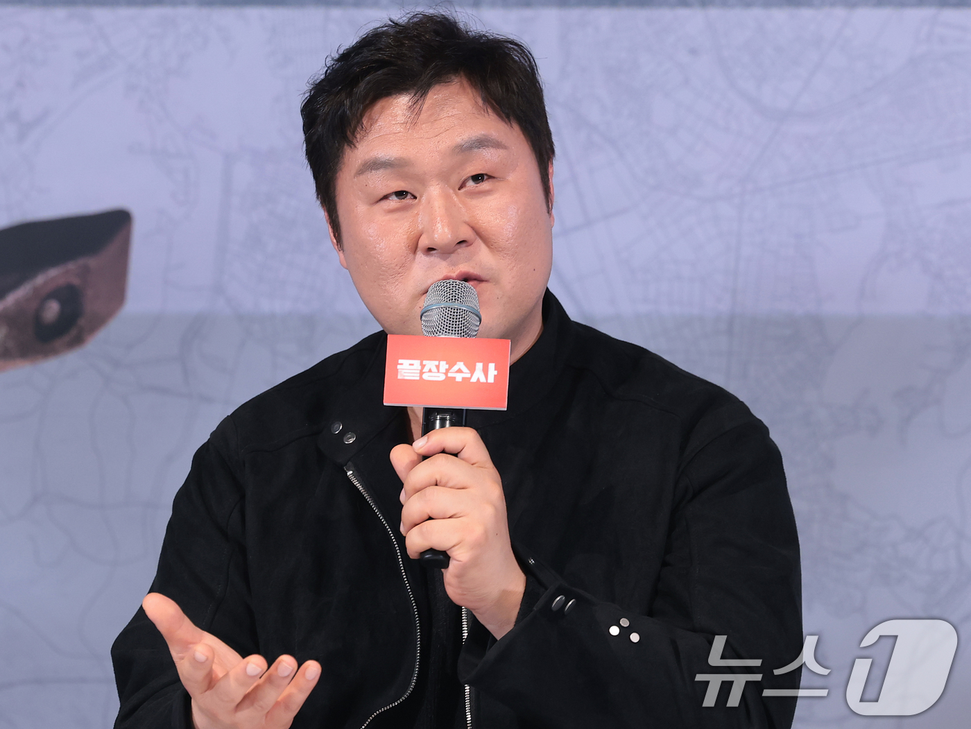 (서울=뉴스1) 권현진 기자 = 배우 윤경호가 25일 오후 서울 용산구 CGV용산아이파크몰에서 열린 영화 ‘끝장수사’(감독 박철환) 언론배급시사회 및 기자간담회에서 취재진 질문에 …