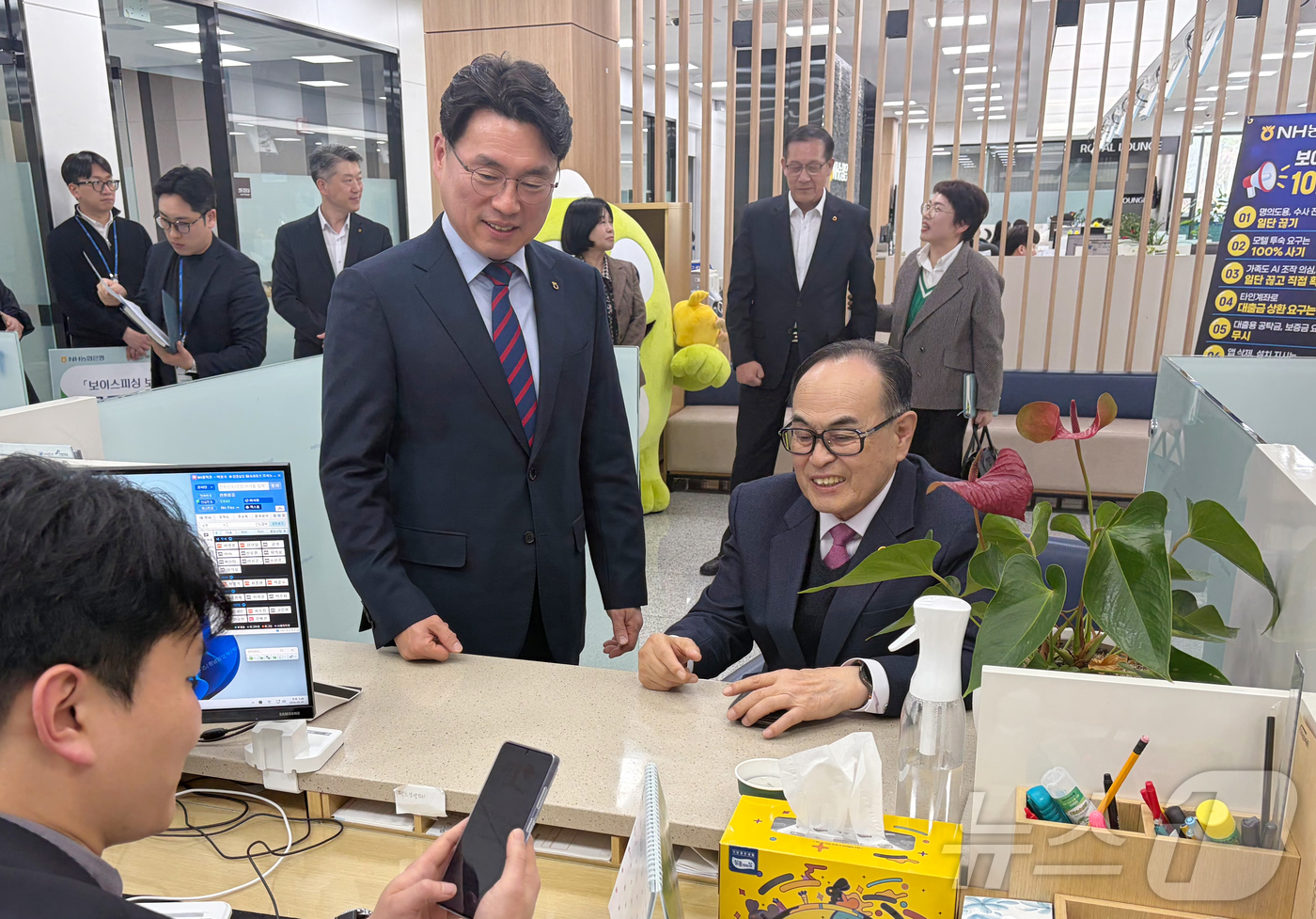 (대전=뉴스1) 이동원 기자 = NH농협은행 충남본부(본부장 오주현)는 25일 대한노인회 충청남도연합회(회장 강춘식)과 ‘보이스피싱 보상보험’ 충청남도 1호 무료가입 행사를 실시했 …