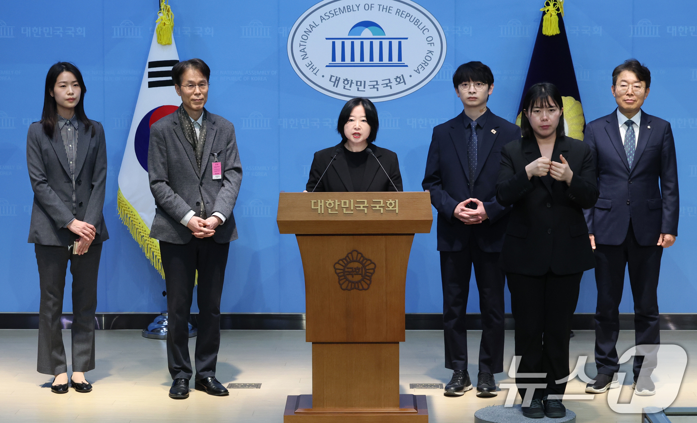 (서울=뉴스1) 황기선 기자 = 최정민 더불어민주당 서울시당 공천관리위원회 부위원장 및 대변인이 25일 오후 서울 여의도 국회 소통관에서 기초단체장 1차 공천 심사 결과를 발표하고 …