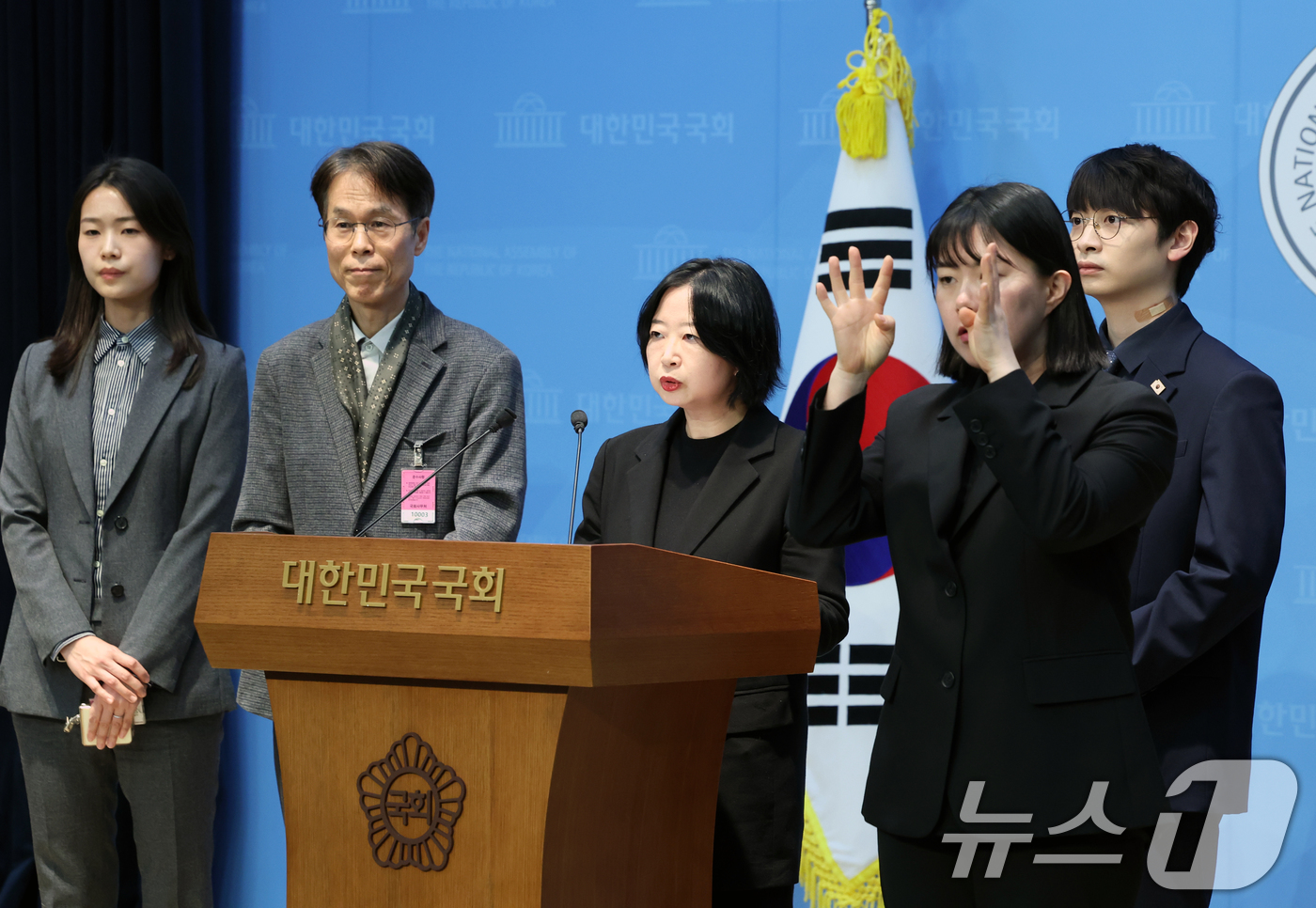 (서울=뉴스1) 황기선 기자 = 최정민 더불어민주당 서울시당 공천관리위원회 부위원장 및 대변인이 25일 오후 서울 여의도 국회 소통관에서 기초단체장 1차 공천 심사 결과를 발표하고 …