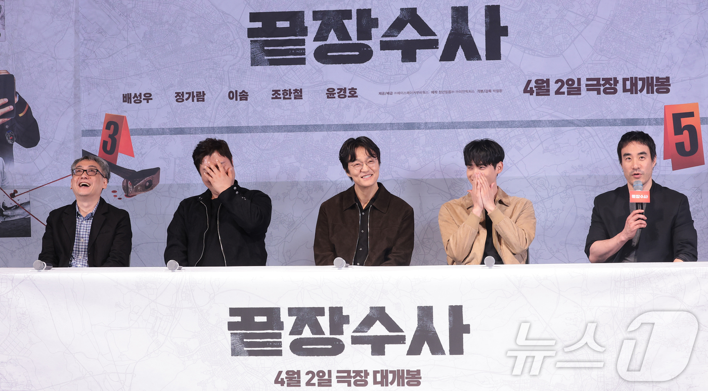 (서울=뉴스1) 권현진 기자 = 박철환 감독(왼쪽부터)과 배우 윤경호, 조한철, 정가람, 배성우가 25일 오후 서울 용산구 CGV용산아이파크몰에서 열린 영화 ‘끝장수사’(감독 박철 …