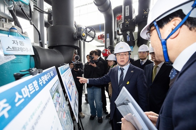 경북 상주 농장 찾은 기후장관…"수열 확대로 스마트팜 에너지 절감"(종합)