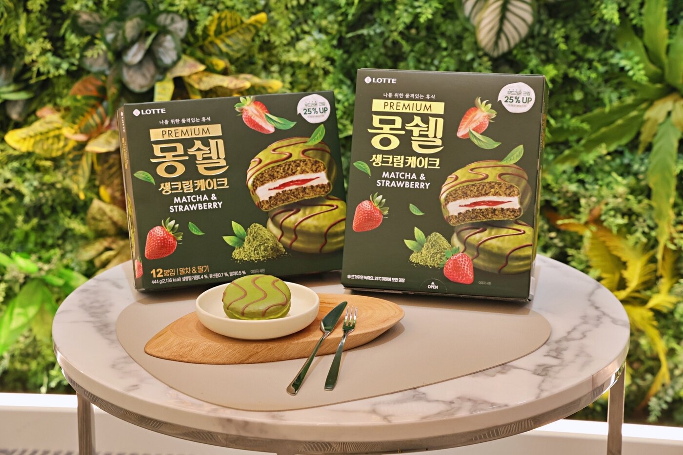 본문 이미지 - 롯데웰푸드는 지난해 출시한 한정판 제품 '몽쉘 말차&딸기'의 소비자 호응에 힘입어 25일 정식 제품으로 출시했다.(롯데웰푸드 제공)