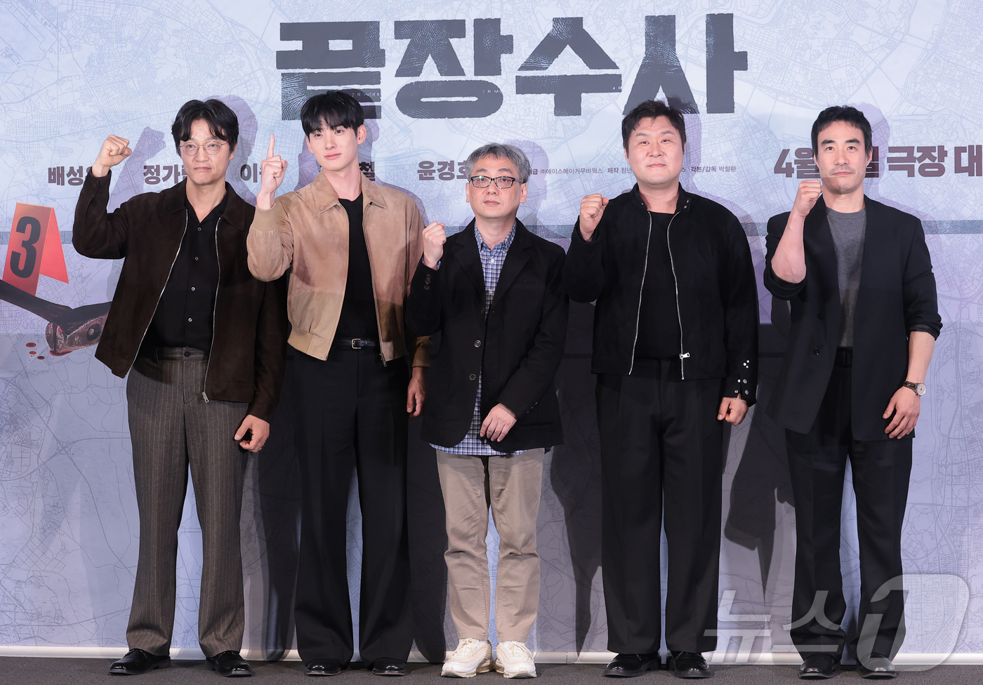 (서울=뉴스1) 권현진 기자 = 배우 조한철(왼쪽부터)과 정가람, 박철환 감독, 윤경호, 배성우가 25일 오후 서울 용산구 CGV용산아이파크몰에서 열린 영화 ‘끝장수사’ 언론배급시 …