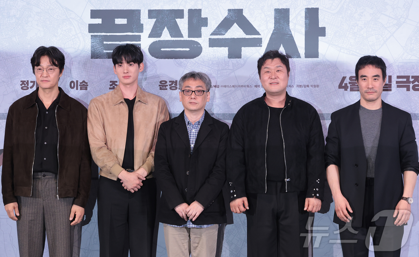 (서울=뉴스1) 권현진 기자 = 배우 조한철(왼쪽부터)과 정가람, 박철환 감독, 윤경호, 배성우가 25일 오후 서울 용산구 CGV용산아이파크몰에서 열린 영화 ‘끝장수사’ 언론배급시 …