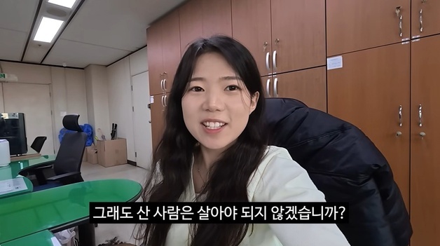 "산 사람은 살아야지"…'충주맨' 후임, 바비큐 즐기며 '김선태' 급습 예고