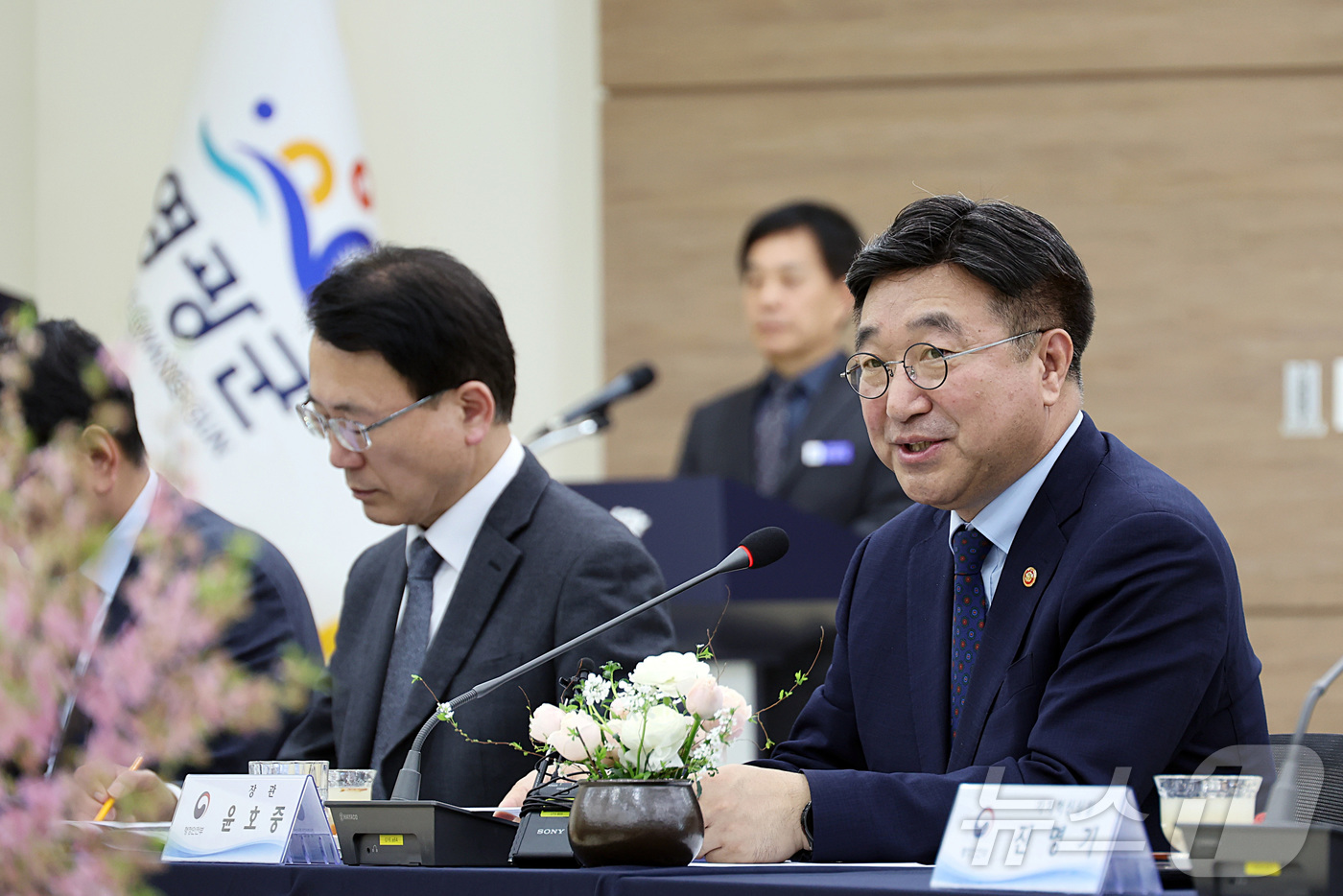 (서울=뉴스1) = 윤호중 행정안전부 장관이 25일 오후 전남 영광군청을 방문하여 통합돌봄 사업 준비상황 점검 등 업무관계자들과의 간담회를 하고 있다. (행정안전부 제공. 재판매 …