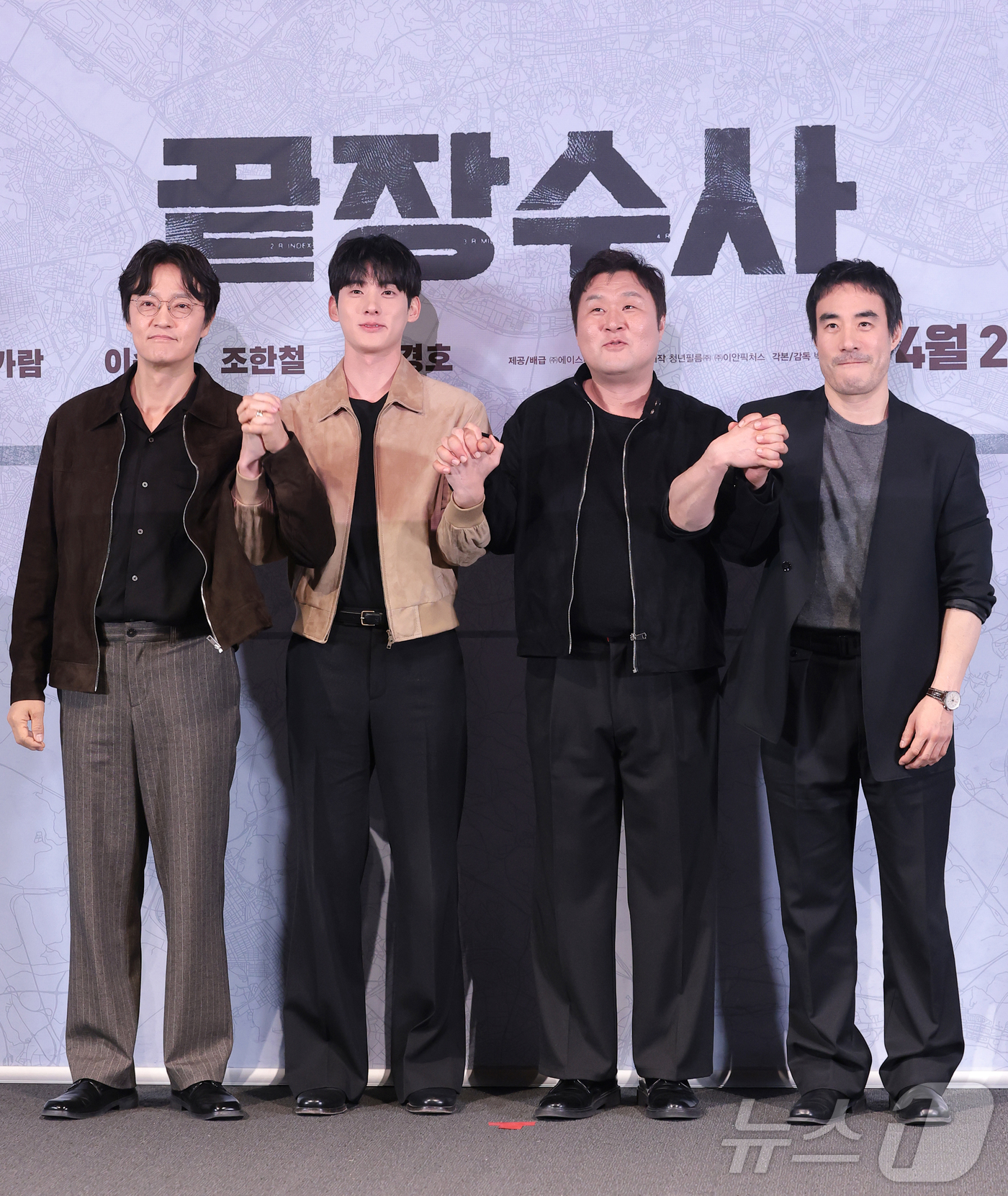 (서울=뉴스1) 권현진 기자 = 배우 조한철(왼쪽부터)과 정가람, 윤경호, 배성우가 25일 오후 서울 용산구 CGV용산아이파크몰에서 열린 영화 ‘끝장수사’ 언론배급시사회 및 기자간 …