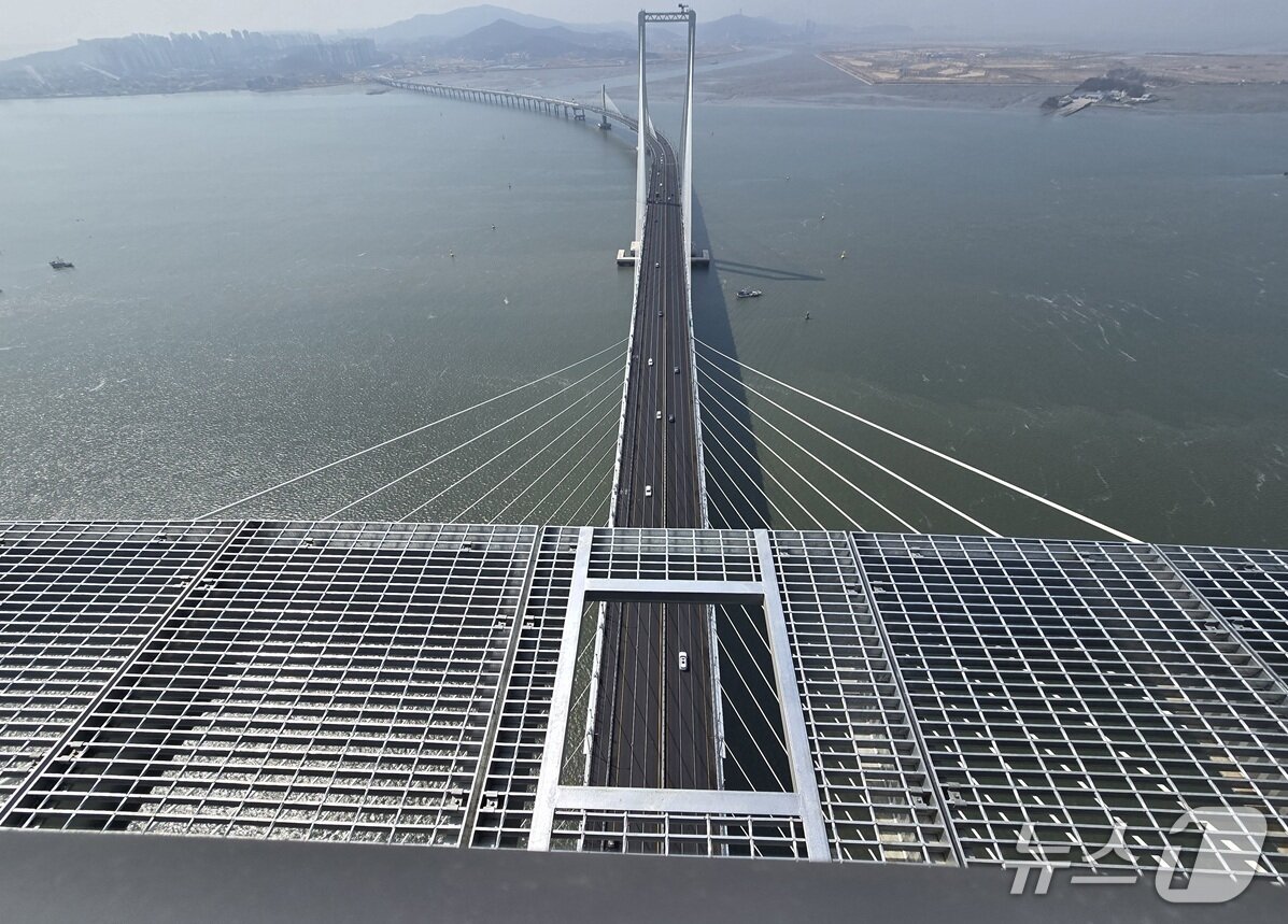 본문 이미지 - 엣지워크에는 가로 세로 60cm 정사각형 형태의 구멍을 배치해 점프를 뛰거나 옆으로 건너야만 하는 상황을 연출했다. / 뉴스1 ⓒ News1 유준상 기자