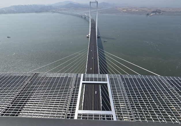 "전신이 찌릿"…184m 상공, 발밑이 뚫린 '엣지워크' 걷는 짜릿함