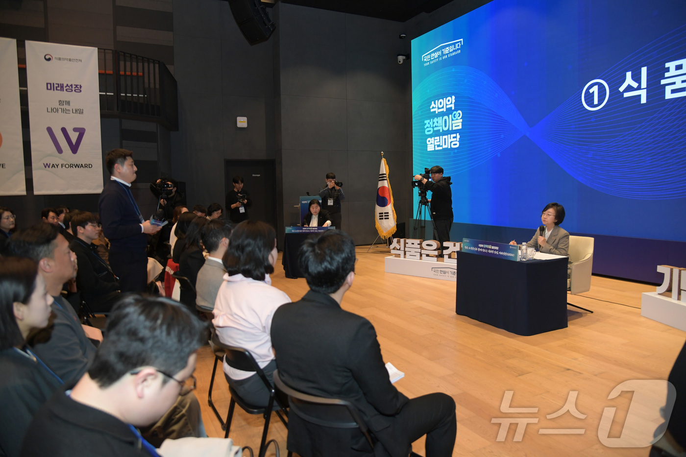 (서울=뉴스1) = 오유경 식품의약품안전처장이 25일 서울 강남구 슈피겐홀에서 열린 ‘식의약 정책이음 열린마당(식품편)’에서 참석자의 발언을 경청하고 있다. (식품의약품안전처 제공 …