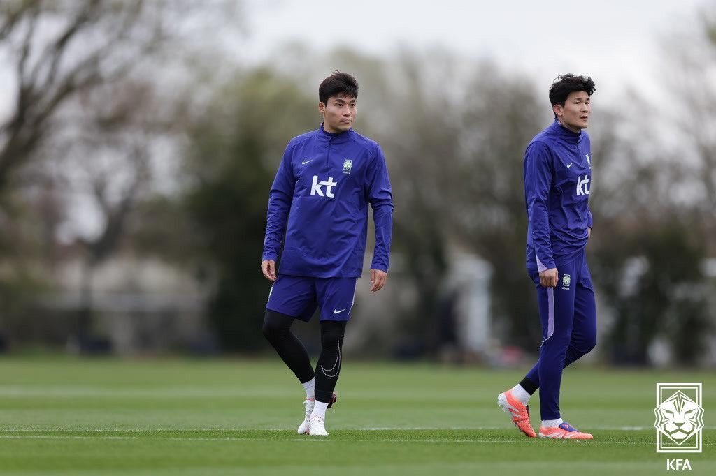 본문 이미지 - 코트디부아르와의 평가전을 준비하는 박진섭(왼쪽)이 김민재와 함께 훈련하고 있다. (대한축구협회 제공)