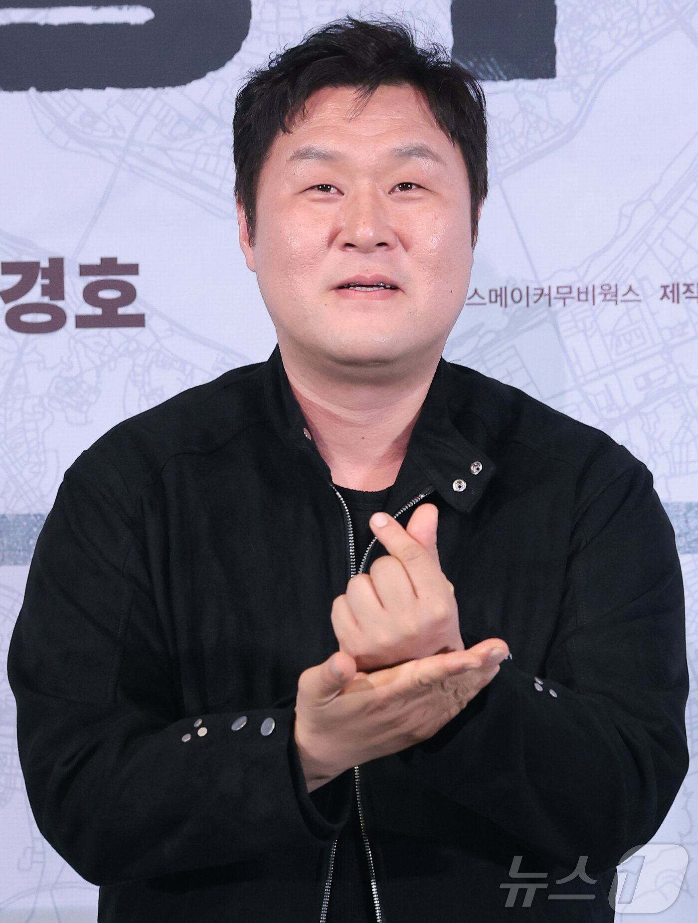 본문 이미지 - 배우 윤경호가 25일 오후 서울 용산구 CGV용산아이파크몰에서 열린 영화 ‘끝장수사’ 언론배급시사회 및 기자간담회에서 포즈를 취하고 있다. ‘끝장수사’는 촌구석으로 좌천된 형사 재혁(배성우 분)이 살인 사건의 진범을 잡기 위해 신입 형사 중호(정가람 분)와 서울로 끝장수사를 떠나면서 벌어지는 이야기를 담은 범죄 수사극이다. 2026.3.25 ⓒ 뉴스1 권현진 기자