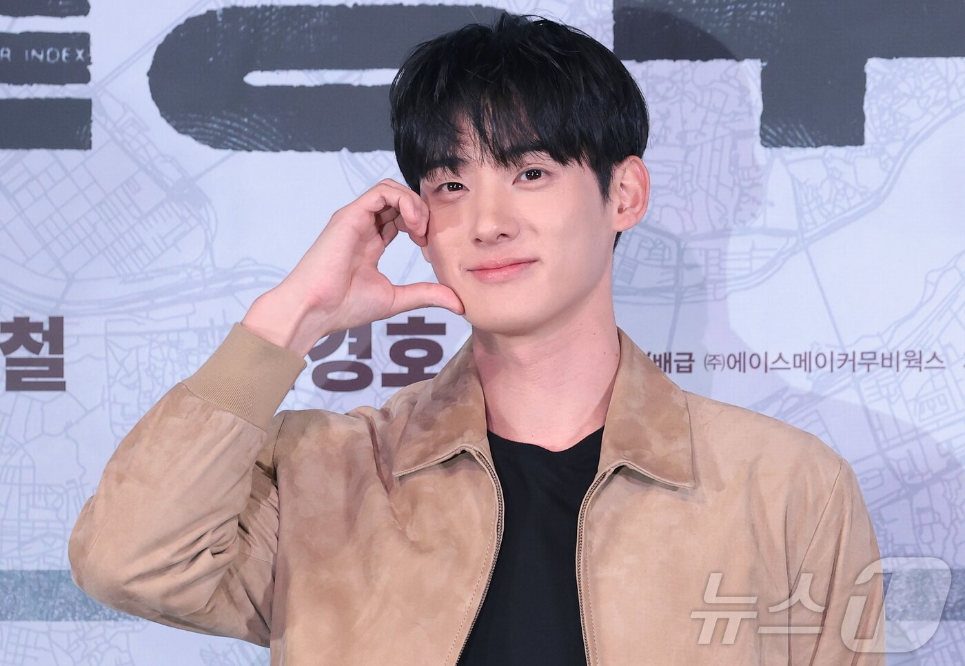 본문 이미지 - 배우 정가람이 25일 오후 서울 용산구 CGV용산아이파크몰에서 열린 영화 ‘끝장수사’ 언론배급시사회 및 기자간담회에서 포즈를 취하고 있다. ‘끝장수사’는 촌구석으로 좌천된 형사 재혁(배성우 분)이 살인 사건의 진범을 잡기 위해 신입 형사 중호(정가람 분)와 서울로 끝장수사를 떠나면서 벌어지는 이야기를 담은 범죄 수사극이다. 2026.3.25 ⓒ 뉴스1 권현진 기자