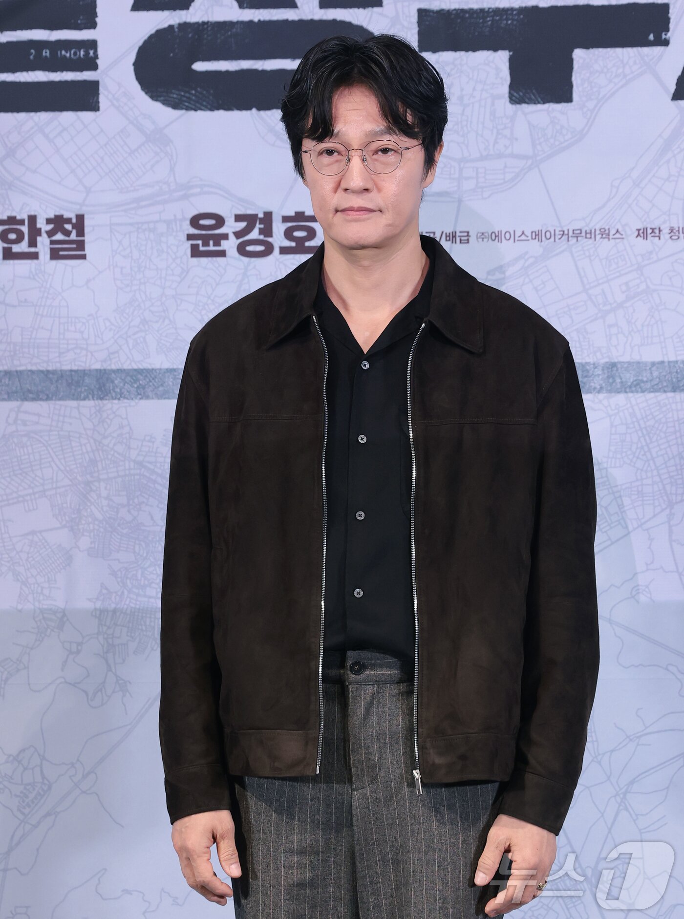 본문 이미지 - 배우 조한철이 25일 오후 서울 용산구 CGV용산아이파크몰에서 열린 영화 ‘끝장수사’ 언론배급시사회 및 기자간담회에서 포즈를 취하고 있다. ‘끝장수사’는 촌구석으로 좌천된 형사 재혁(배성우 분)이 살인 사건의 진범을 잡기 위해 신입 형사 중호(정가람 분)와 서울로 끝장수사를 떠나면서 벌어지는 이야기를 담은 범죄 수사극이다. 2026.3.25 ⓒ 뉴스1 권현진 기자