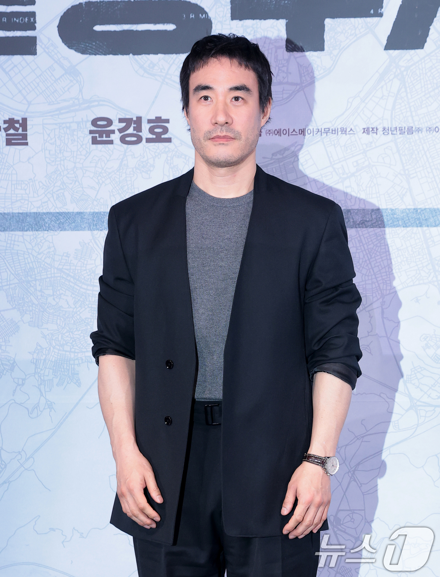 (서울=뉴스1) 권현진 기자 = 배우 배성우가 25일 오후 서울 용산구 CGV용산아이파크몰에서 열린 영화 ‘끝장수사’ 언론배급시사회 및 기자간담회에서 포즈를 취하고 있다.‘끝장수사 …