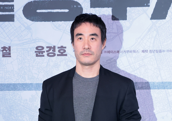 포즈 취하는 배성우