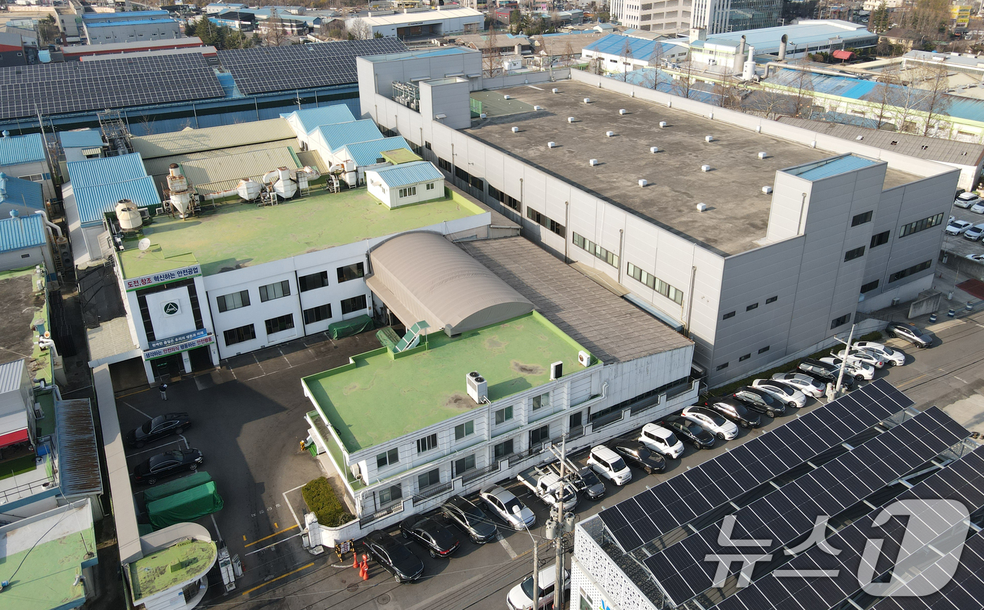 (대전=뉴스1) 김기태 기자 = 74명의 사상자가 발생한 안전공업 문평공장에 대한 현장감식이 진행되는 가운데 사진은 25일 대전 대덕구 대화동에 위치한 안전공업 대화공장 모습. …