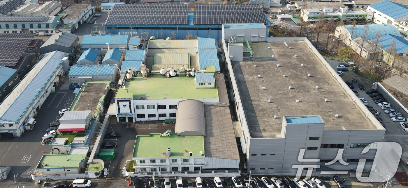 (대전=뉴스1) 김기태 기자 = 74명의 사상자가 발생한 안전공업 문평공장에 대한 현장감식이 진행되는 가운데 사진은 25일 대전 대덕구 대화동에 위치한 안전공업 대화공장 모습. …