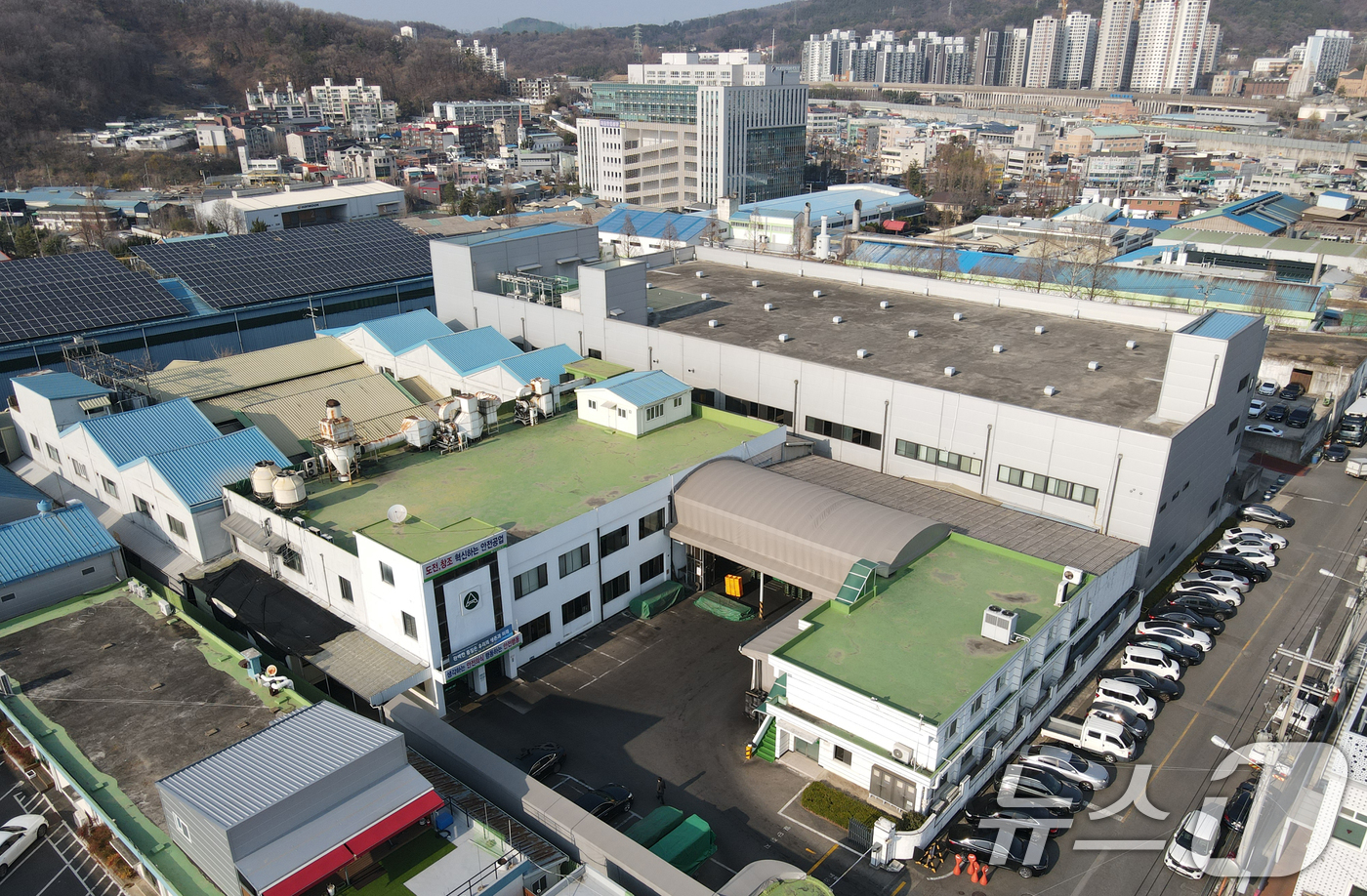 (대전=뉴스1) 김기태 기자 = 74명의 사상자가 발생한 안전공업 문평공장에 대한 현장감식이 진행되는 가운데 사진은 25일 대전 대덕구 대화동에 위치한 안전공업 대화공장 모습. …