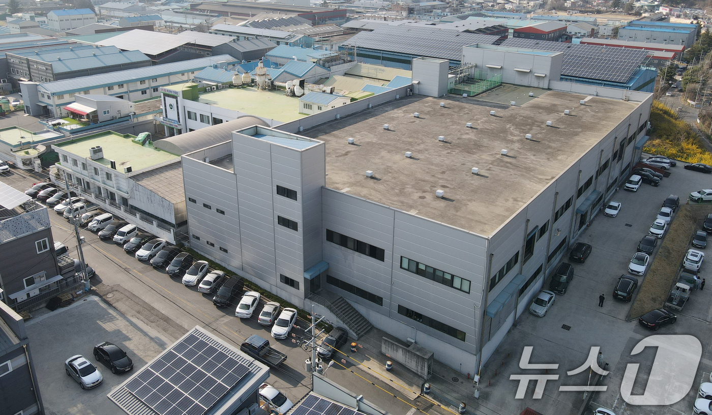 (대전=뉴스1) 김기태 기자 = 74명의 사상자가 발생한 안전공업 문평공장에 대한 현장감식이 진행되는 가운데 사진은 25일 대전 대덕구 대화동에 위치한 안전공업 대화공장 모습. …