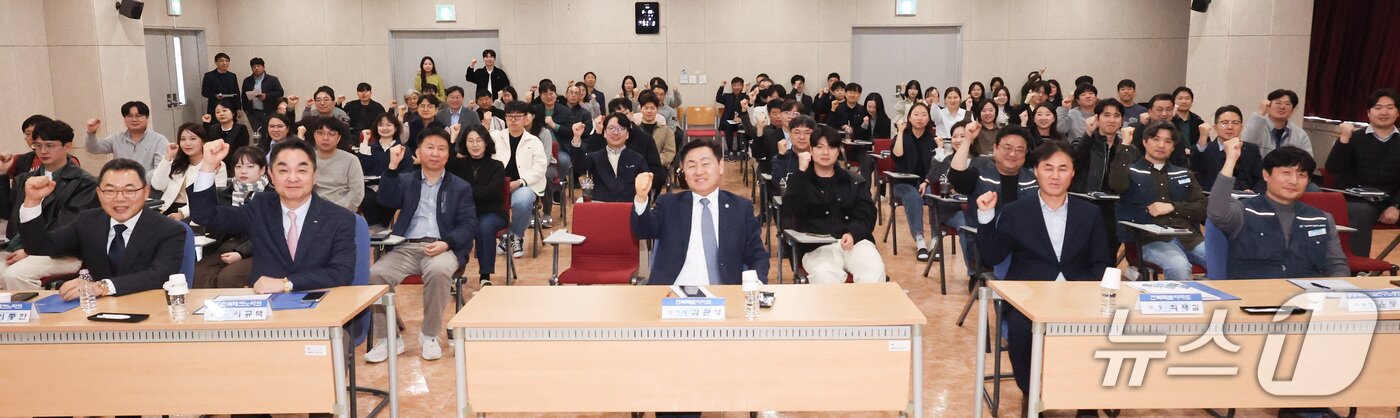 본문 이미지 - 25일 전북테크노파크를 방문한 김관영 도지사가 직원들과 기념촬영을 하고 있다.(전북도 제공. 재판매 및 DB금지)/뉴스1  