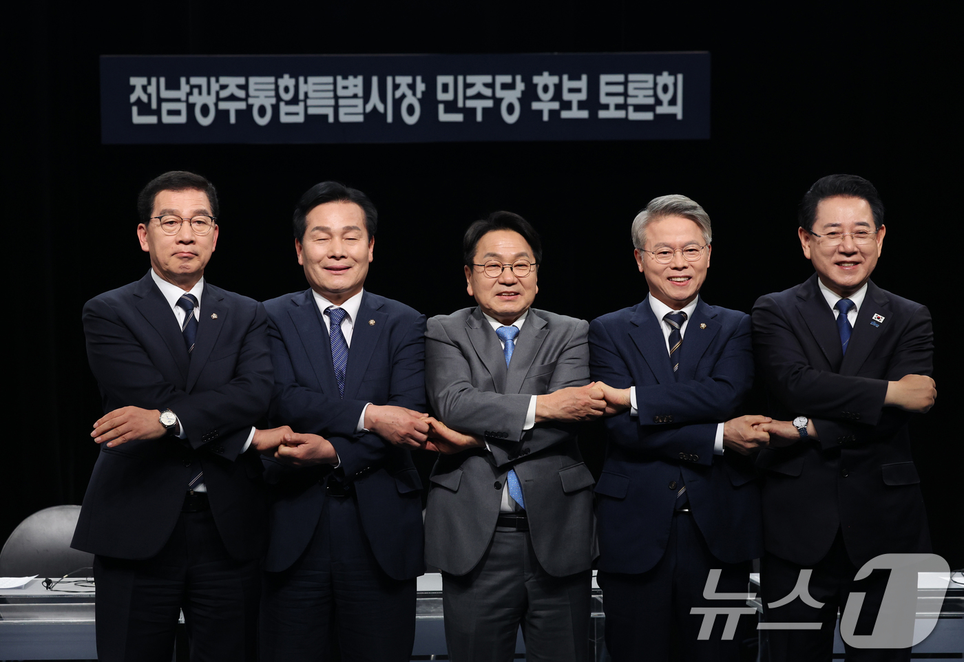 (광주=뉴스1) 김태성 기자 = 25일 광주 서구 KBC광주방송에서 열린 민주당 전남광주특별시장 본경선 토론회에서 후보들이 손을 맞잡고 있다. 왼쪽부터 신정훈, 주철현, 강기정, …