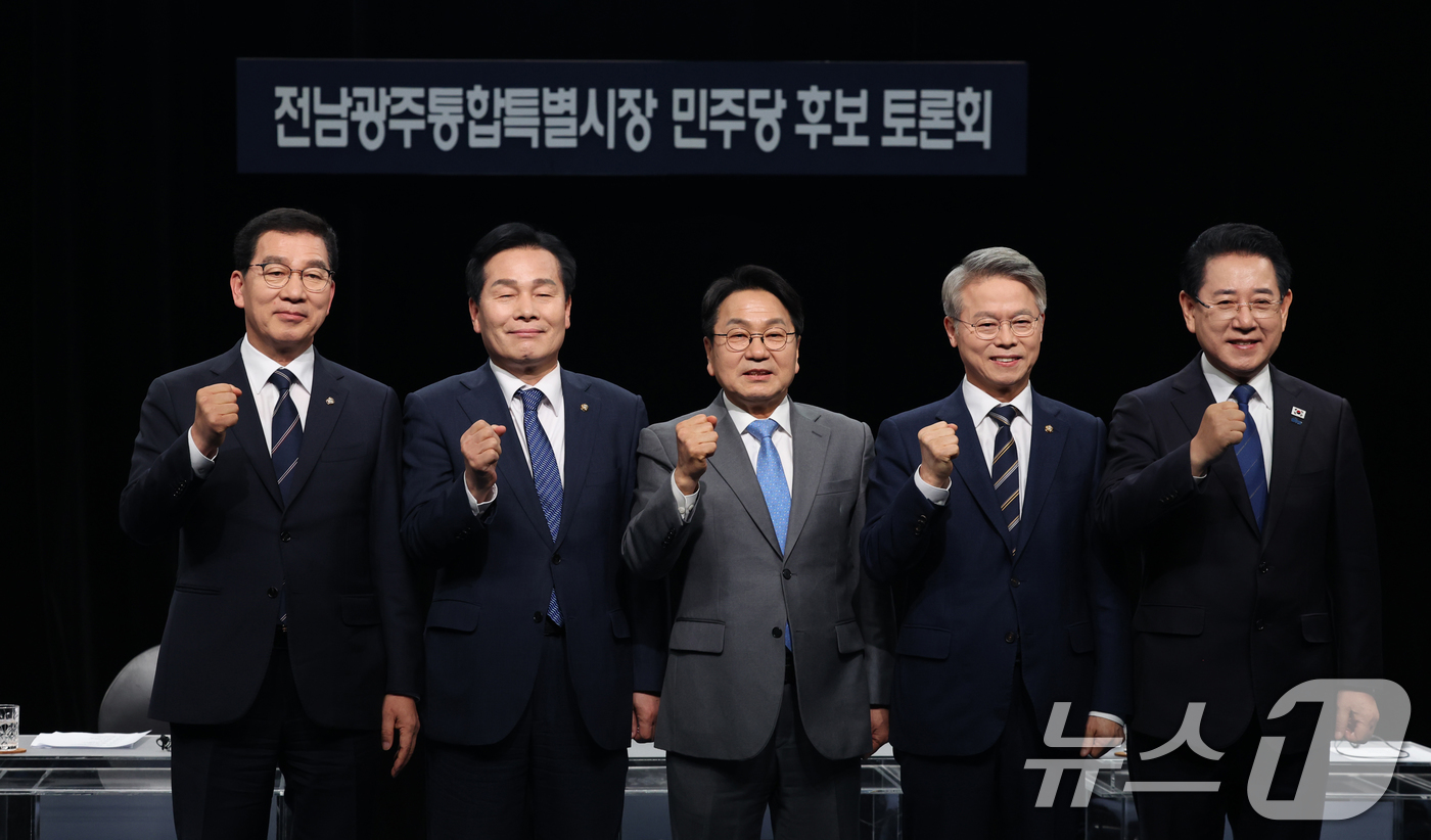 (광주=뉴스1) 김태성 기자 = 25일 광주 서구 KBC광주방송에서 열린 민주당 전남광주특별시장 본경선 토론회에서 후보들이 승리를 다짐하고 있다. 왼쪽부터 신정훈, 주철현, 강기정 …