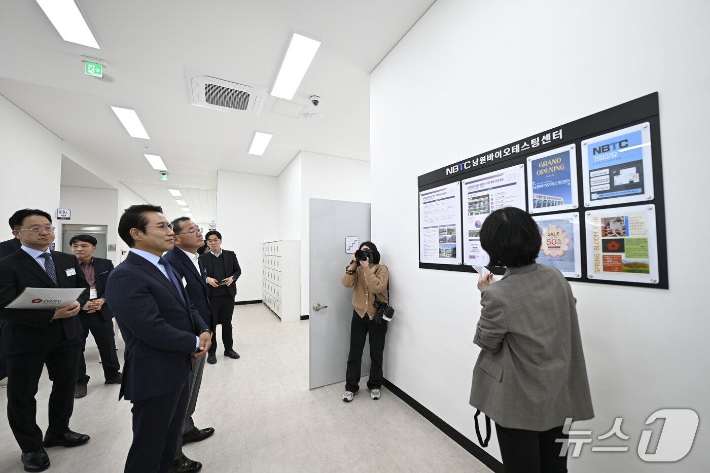 본문 이미지 - 25일 최경식 전북 남원시장이 바이오테스팅센터 관계자로부터 센터 운영과 관련한 설명을 듣고 있다.(남원시 제공. 재판매 및 DB금지)/뉴스1