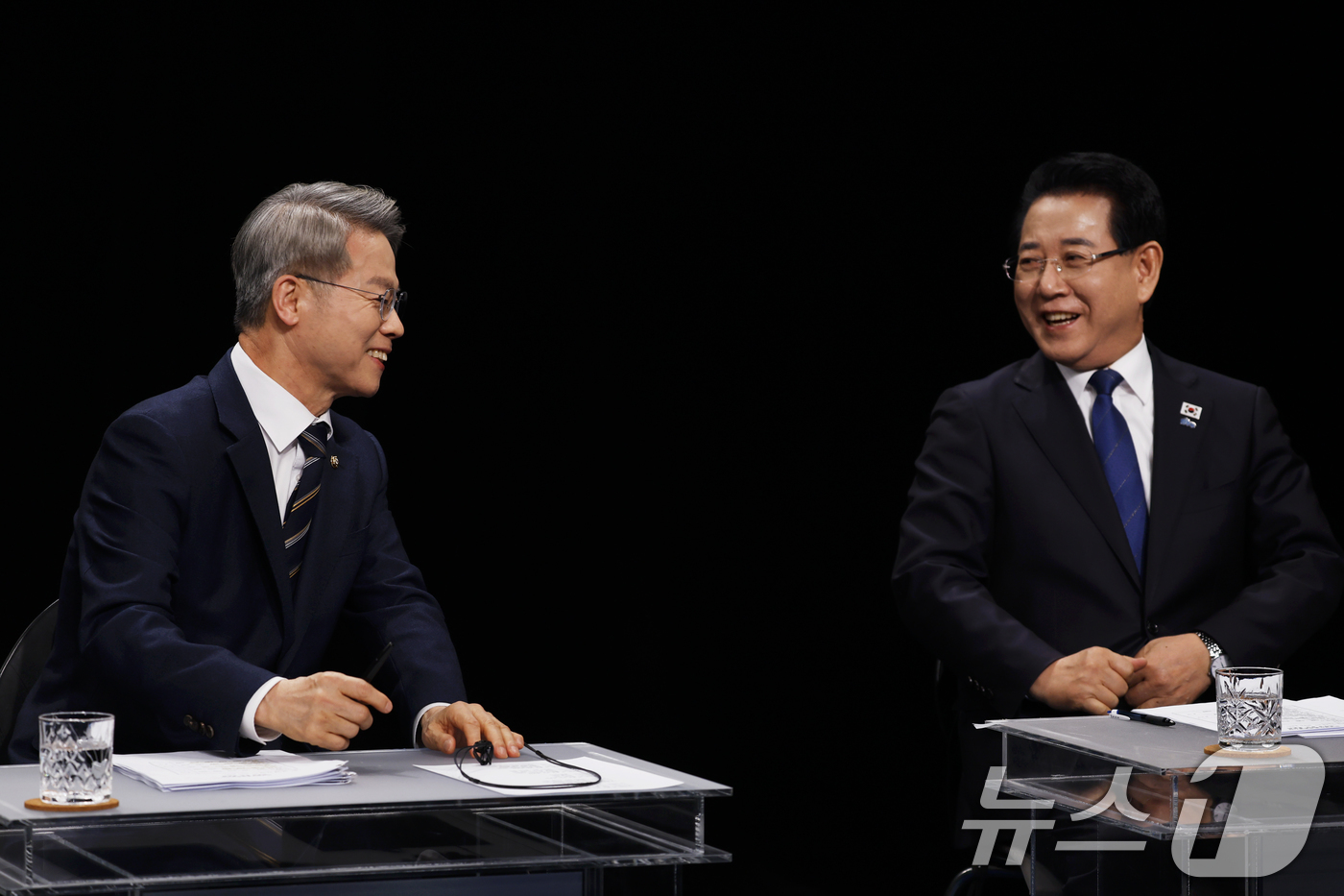 (광주=뉴스1) 김태성 기자 = 25일 광주 서구 KBC광주방송에서 열린 민주당 전남광주특별시장 본경선 토론회에 앞서 민형배(왼쪽) 후보와 김영록 후보가 대화를 나누고 있다. 20 …