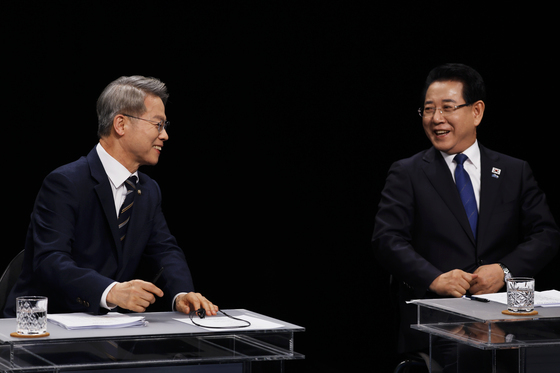 토론회 대화 나누는 민형배·김영록 후보