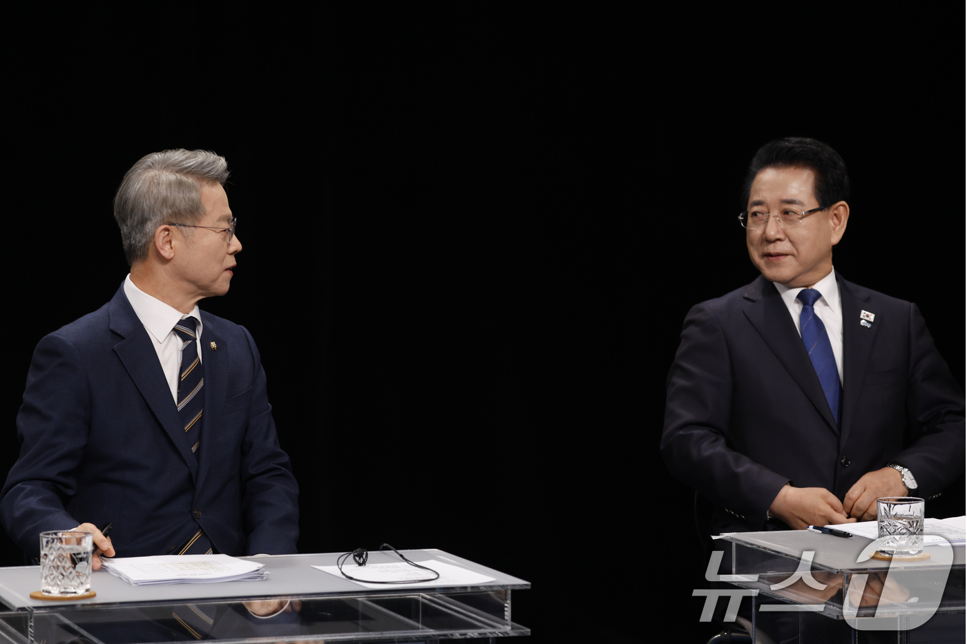 (광주=뉴스1) 김태성 기자 = 25일 광주 서구 KBC광주방송에서 열린 민주당 전남광주특별시장 본경선 토론회에 앞서 민형배(왼쪽) 후보와 김영록 후보가 대화를 나누고 있다. 20 …