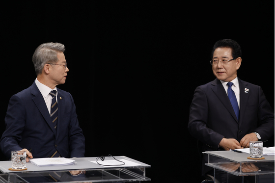 토론회 전 대화 나누는 민형배·김영록 후보