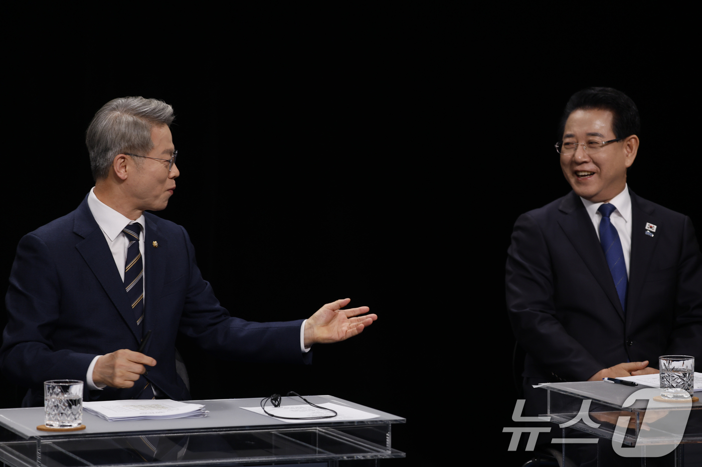 (광주=뉴스1) 김태성 기자 = 25일 광주 서구 KBC광주방송에서 열린 민주당 전남광주특별시장 본경선 토론회에 앞서 민형배(왼쪽) 후보와 김영록 후보가 대화를 나누고 있다. 20 …