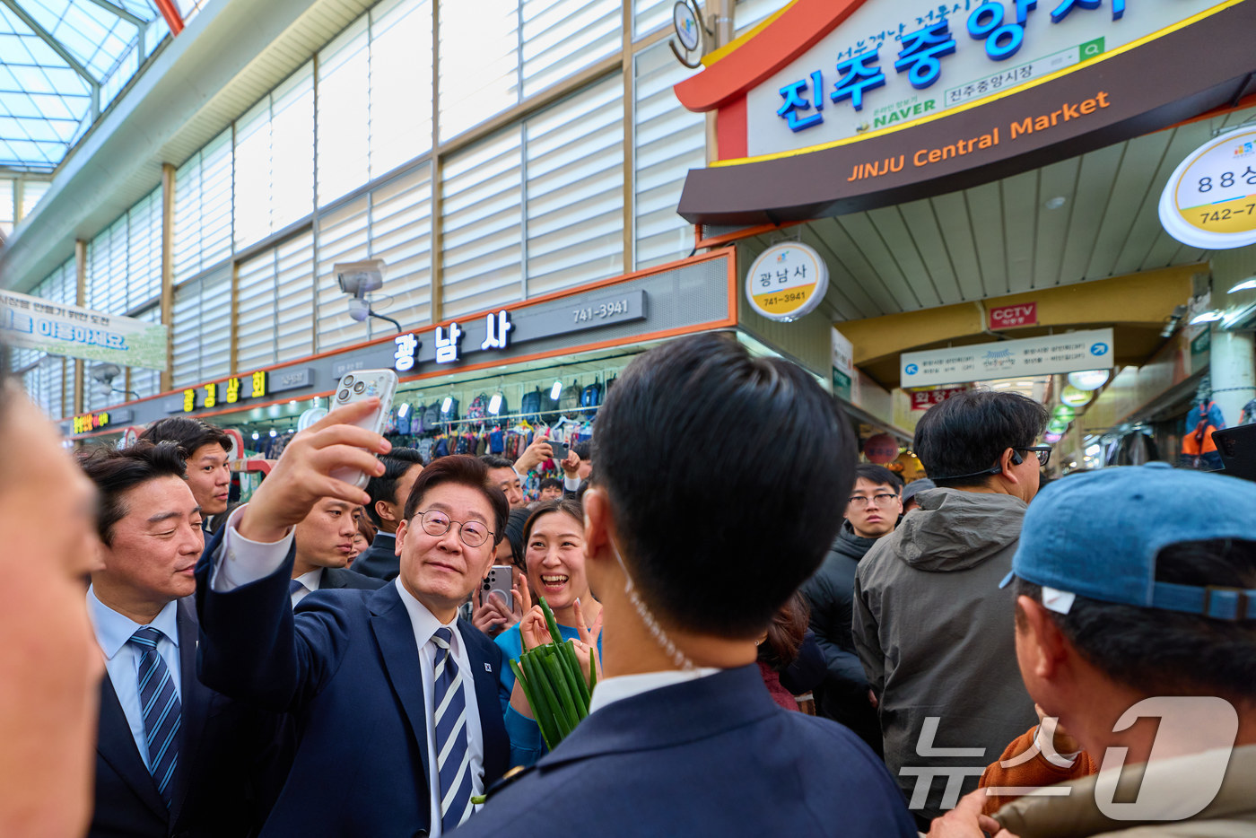 (서울=뉴스1) 이재명 기자 = 이재명 대통령이 25일 경남 진주시 대안동 진주중앙시장을 찾아 시민들과 기념촬영을 하고 있다. (청와대 제공. 재판매 및 DB 금지) 2026.3. …