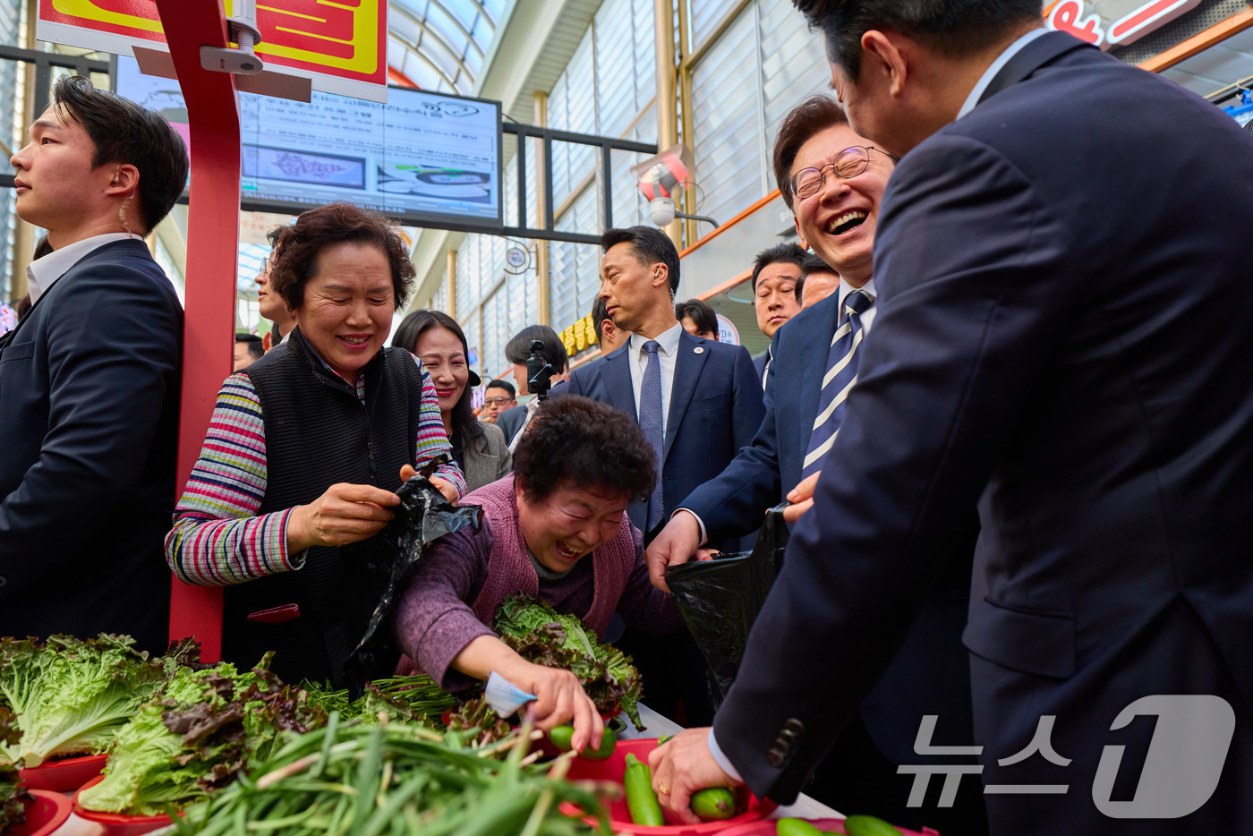(서울=뉴스1) 이재명 기자 = 이재명 대통령이 25일 경남 진주시 대안동 진주중앙시장을 찾아 상인과 대화를 하고 있다. (청와대 제공. 재판매 및 DB 금지) 2026.3.25/ …