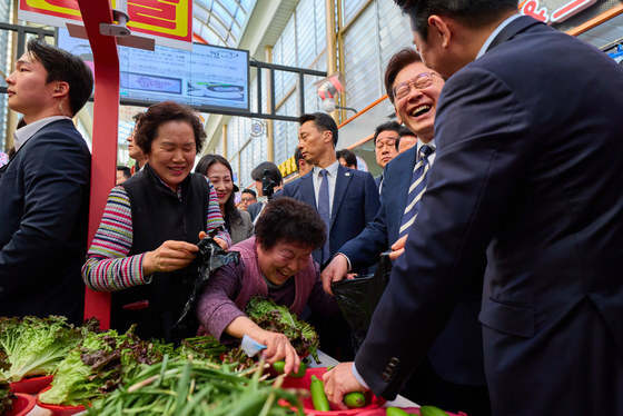 진주중앙시장 찾은 이재명 대통령