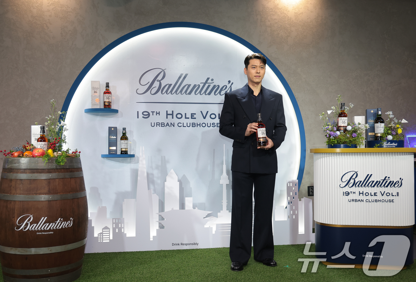 (서울=뉴스1) 권현진 기자 = 배우 현빈이 25일 서울 성동구 언더시티에서 열린 ‘발렌타인 싱글몰트 글렌버기 16년 스몰배치 2’ 한국 단독 론칭 기념행사에 참석해 포즈를 취하고 …