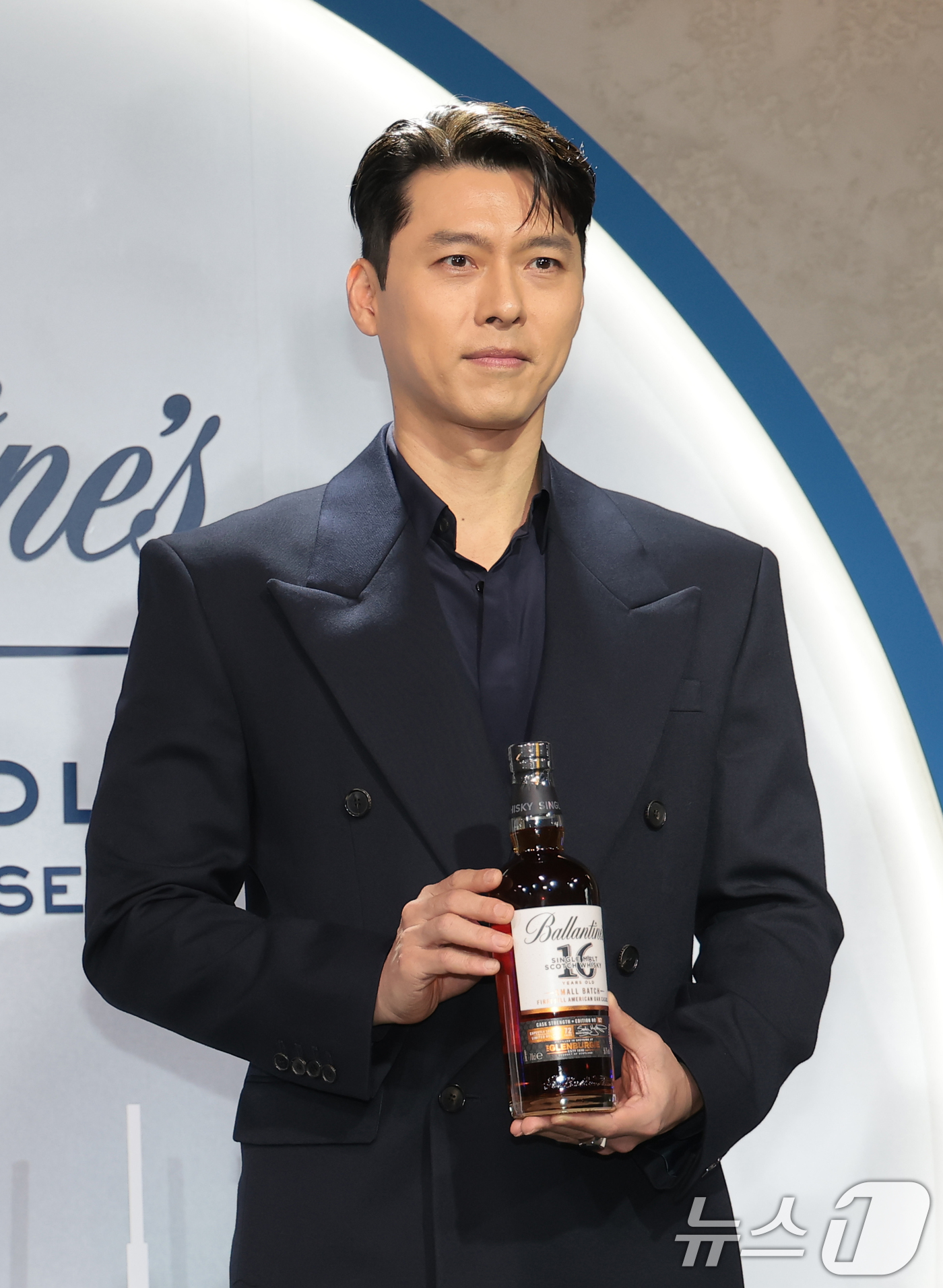 (서울=뉴스1) 권현진 기자 = 배우 현빈이 25일 서울 성동구 언더시티에서 열린 ‘발렌타인 싱글몰트 글렌버기 16년 스몰배치 2’ 한국 단독 론칭 기념행사에 참석해 포즈를 취하고 …