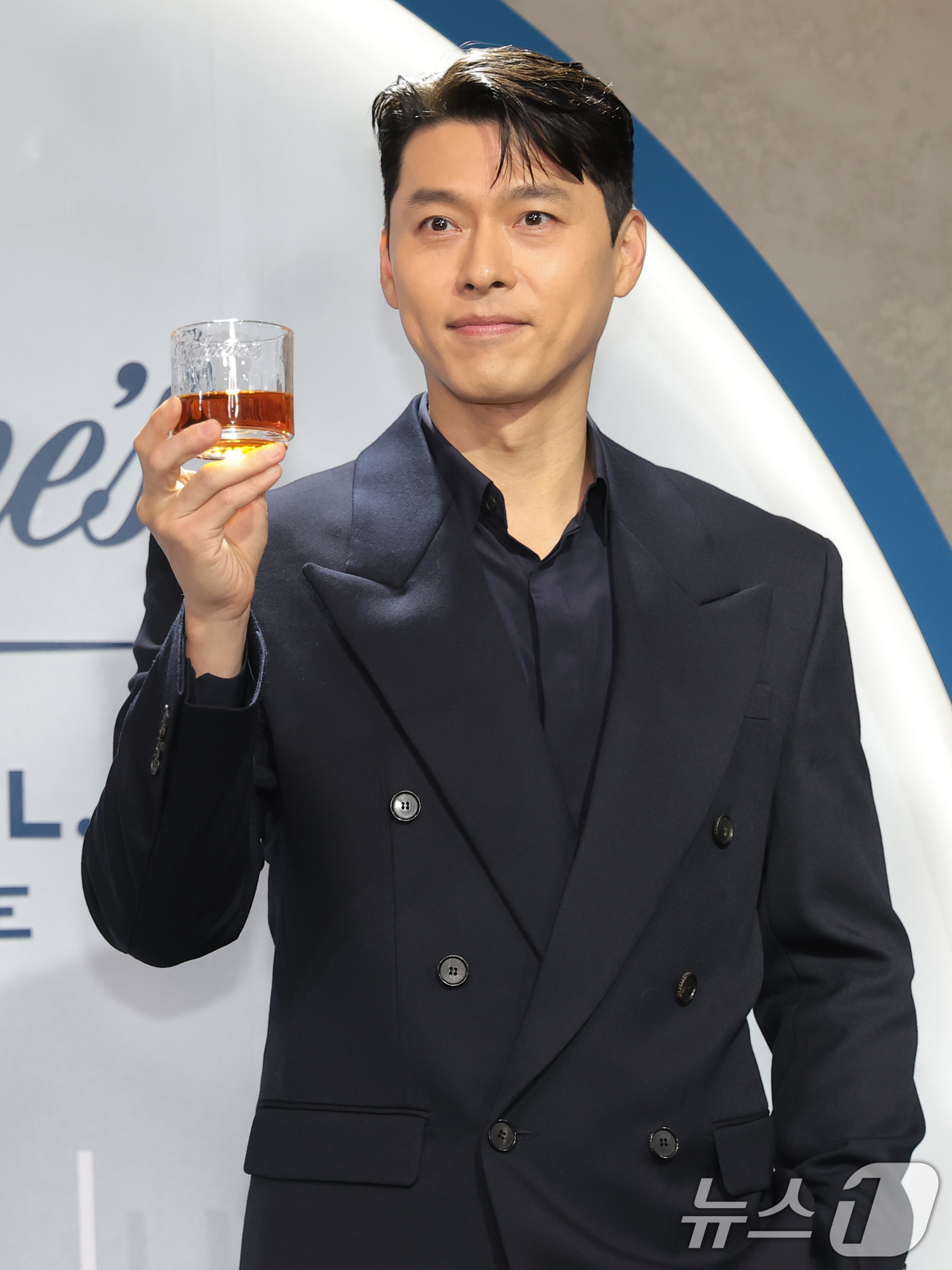 (서울=뉴스1) 권현진 기자 = 배우 현빈이 25일 서울 성동구 언더시티에서 열린 ‘발렌타인 싱글몰트 글렌버기 16년 스몰배치 2’ 한국 단독 론칭 기념행사에 참석해 포즈를 취하고 …