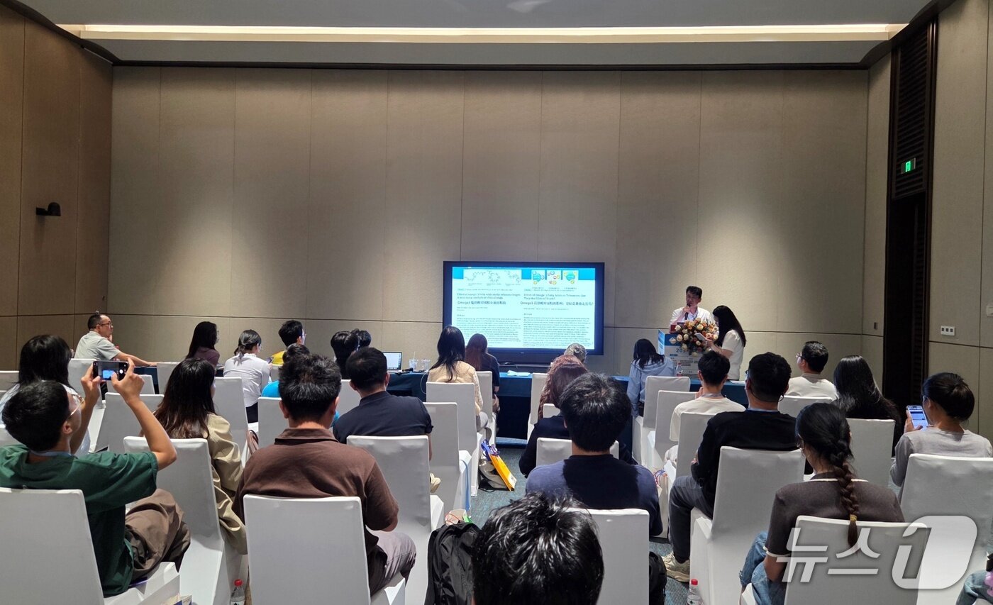 본문 이미지 - 정설령 한국반려동물영양연구소 대표가 25일 중국 광저우에서 강의를 하고 있다. ⓒ 뉴스1