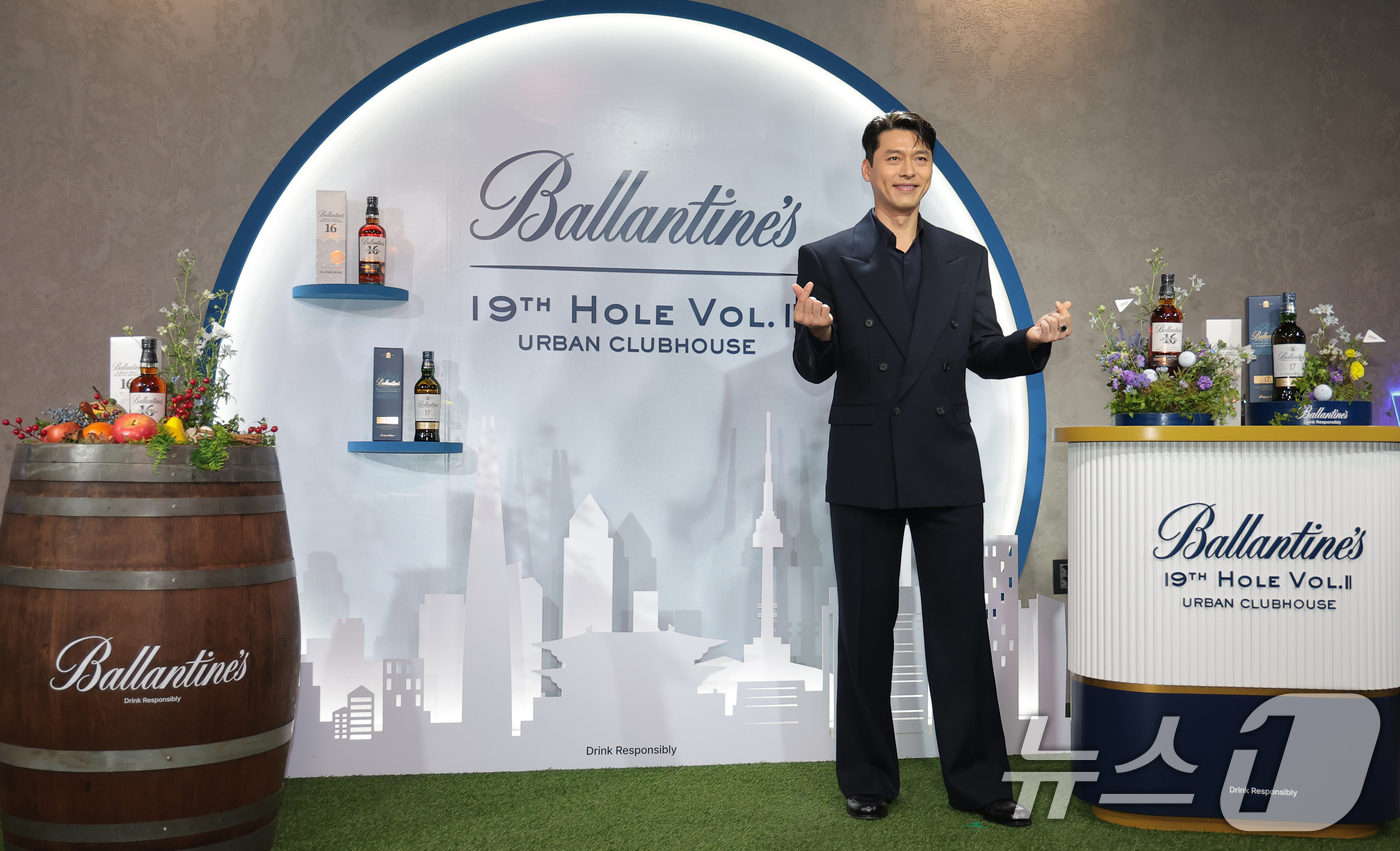 (서울=뉴스1) 권현진 기자 = 배우 현빈이 25일 서울 성동구 언더시티에서 열린 ‘발렌타인 싱글몰트 글렌버기 16년 스몰배치 2’ 한국 단독 론칭 기념행사에 참석해 포즈를 취하고 …