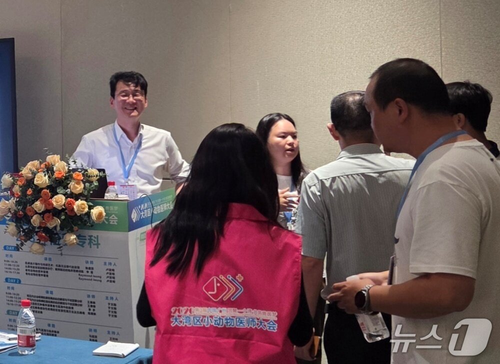 본문 이미지 - 정설령 한국반려동물영양연구소 대표가 25일 중국 광저우에서 강의가 마치고 질의응답을 하고 있다. ⓒ 뉴스1