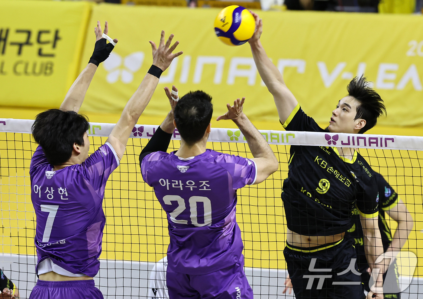 (의정부=뉴스1) 김도우 기자 = 25일 오후 경기 의정부 경민대학교 기념관에서 열린 2025-26 V리그 남자부 준플레이오프 KB손해보험과 우리카드의 경기, KB손해보험 임성진이 …