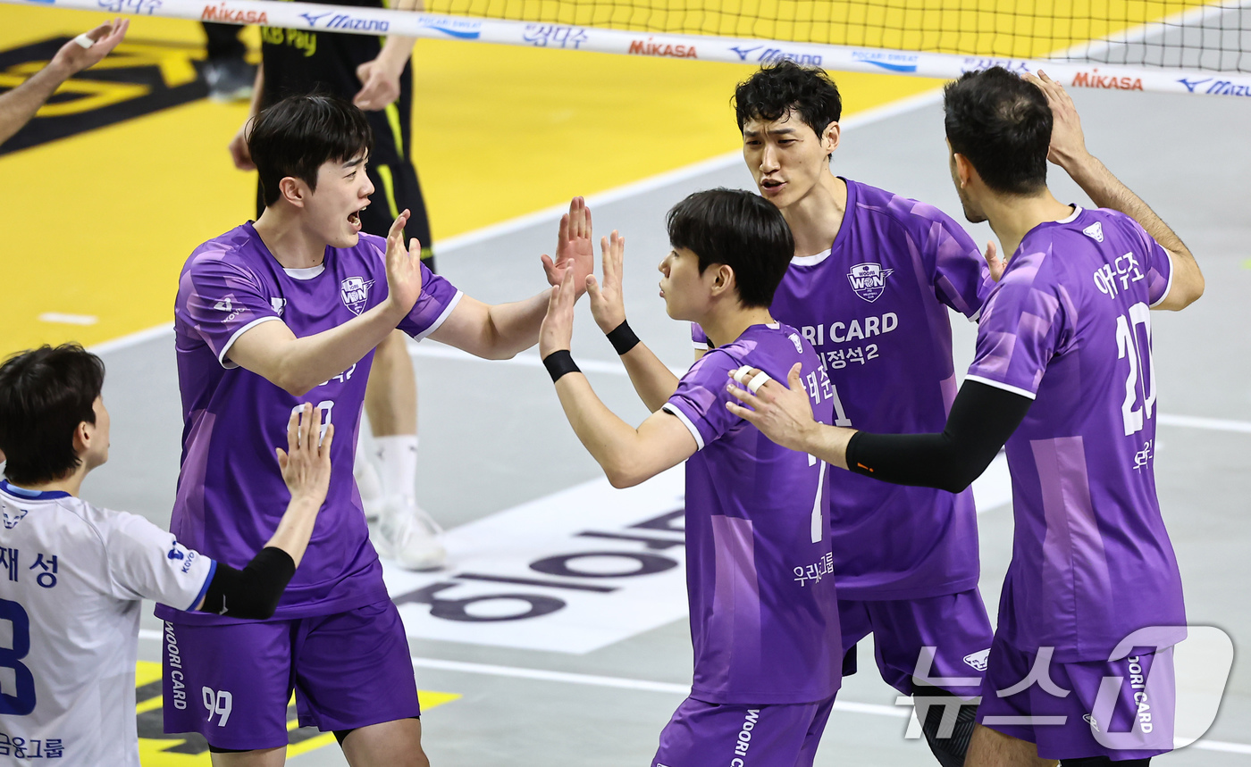 (의정부=뉴스1) 김도우 기자 = 25일 오후 경기 의정부 경민대학교 기념관에서 열린 2025-26 V리그 남자부 준플레이오프 KB손해보험과 우리카드의 경기, 우리카드 선수들이 공 …