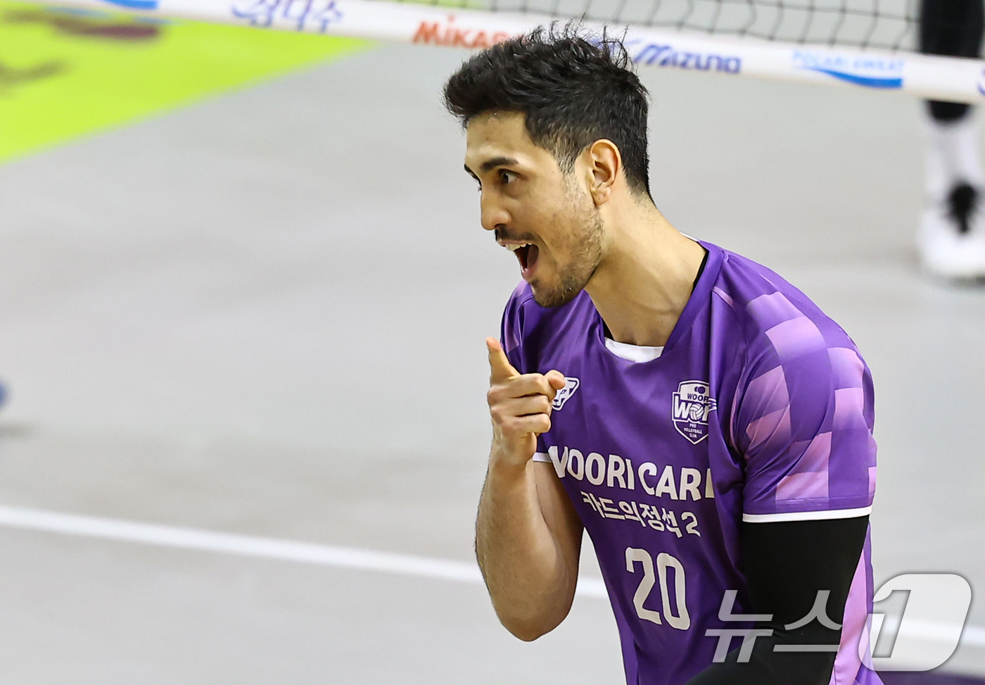 (의정부=뉴스1) 김도우 기자 = 25일 오후 경기 의정부 경민대학교 기념관에서 열린 2025-26 V리그 남자부 준플레이오프 KB손해보험과 우리카드의 경기, 우리카드 아라우조가 …