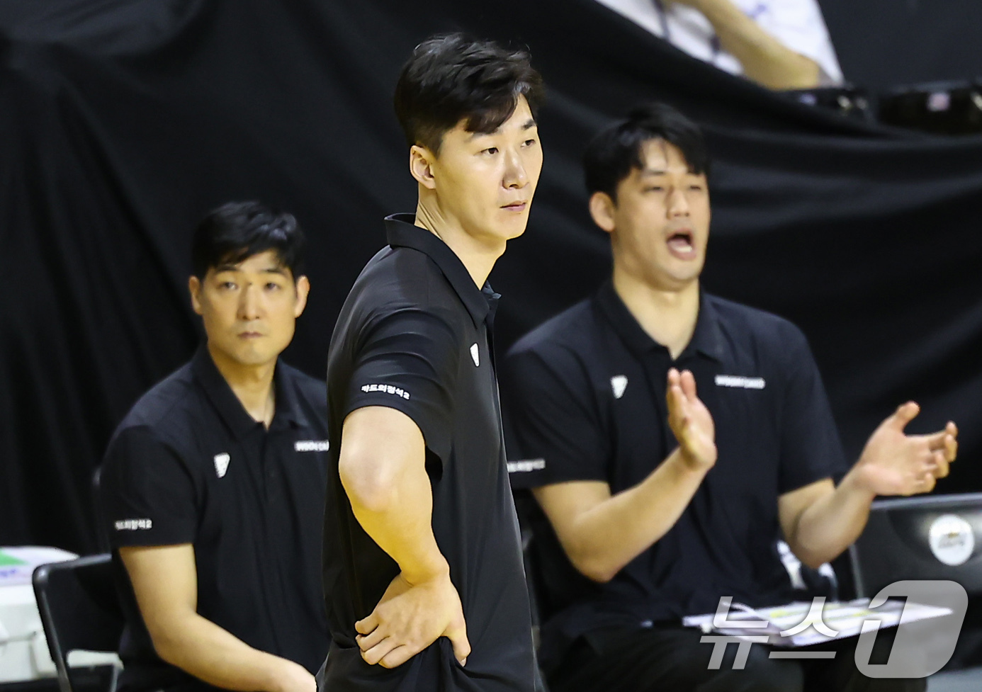 (의정부=뉴스1) 김도우 기자 = 25일 오후 경기 의정부 경민대학교 기념관에서 열린 2025-26 V리그 남자부 준플레이오프 KB손해보험과 우리카드의 경기, 박철우 우리카드 감독 …