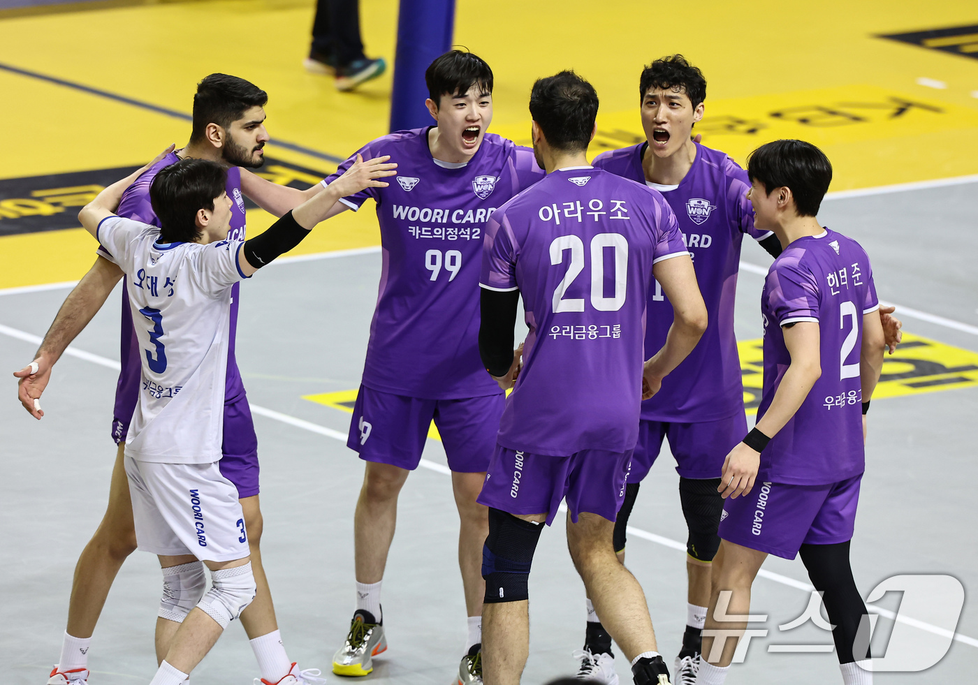 (의정부=뉴스1) 김도우 기자 = 25일 오후 경기 의정부 경민대학교 기념관에서 열린 2025-26 V리그 남자부 준플레이오프 KB손해보험과 우리카드의 경기, 우리카드 선수들이 공 …